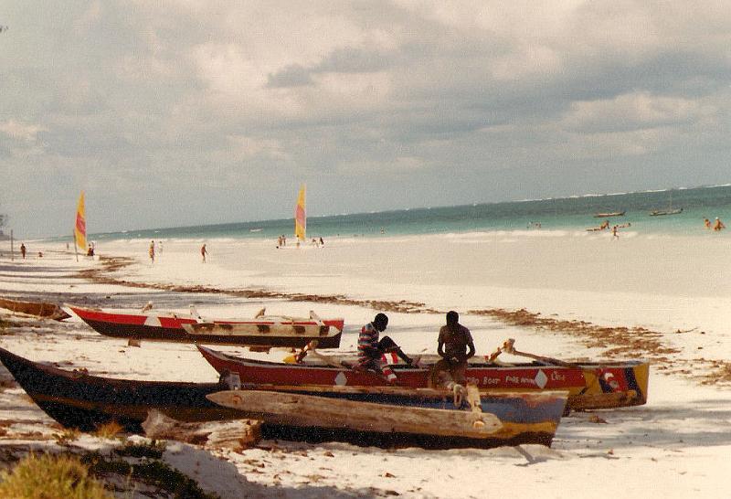 06_Africana Sea Lodge station leave2 Kenya1981.jpg